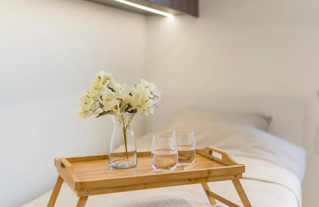 Kraków Prestige Suites - 61m2, Parking, Balcony, Workspace, AC - by Rentujemy-1